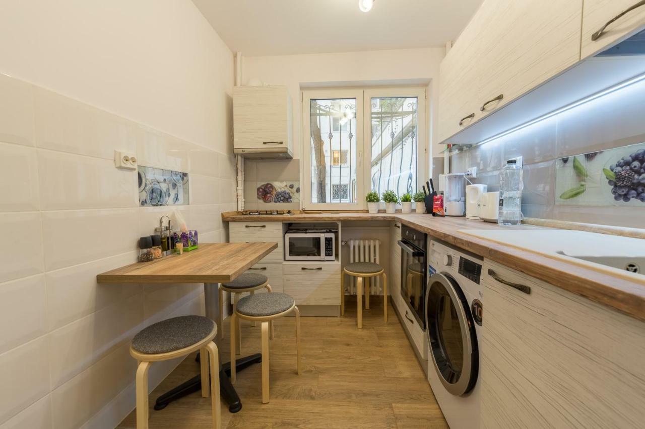 Central Stylish & Cozy One Bedroom Apartment - Adela Accommodation - Ideal For Long Stays Бухарест Екстер'єр фото