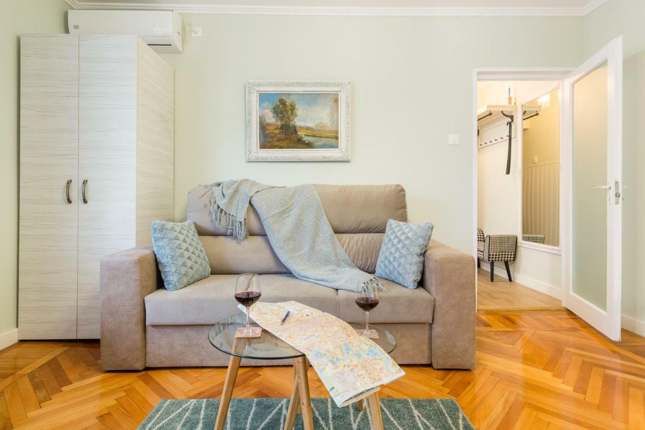 Central Stylish & Cozy One Bedroom Apartment - Adela Accommodation - Ideal For Long Stays Бухарест Екстер'єр фото