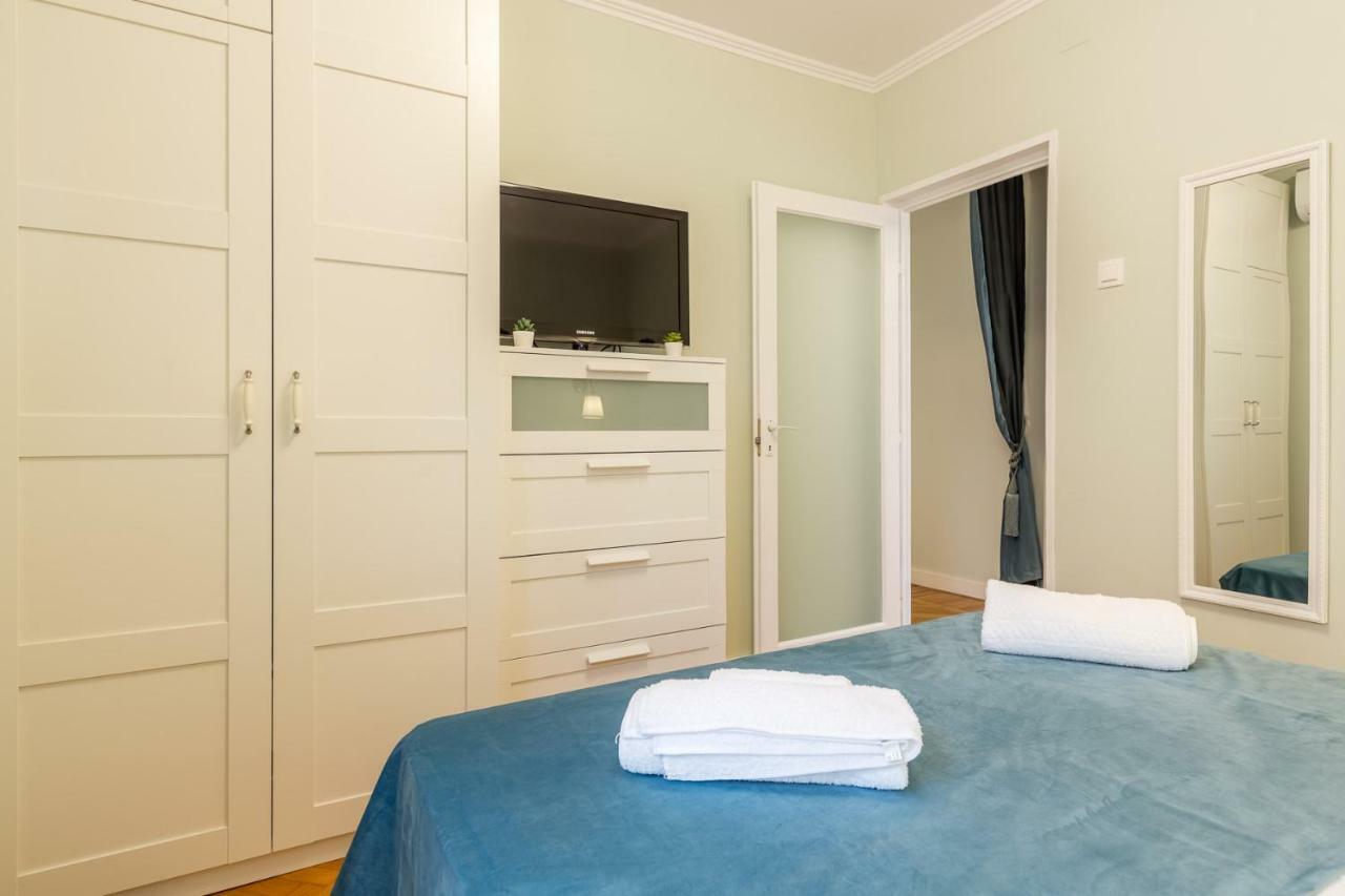 Central Stylish & Cozy One Bedroom Apartment - Adela Accommodation - Ideal For Long Stays Бухарест Екстер'єр фото