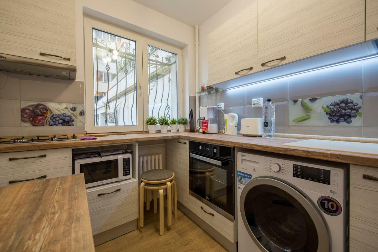 Central Stylish & Cozy One Bedroom Apartment - Adela Accommodation - Ideal For Long Stays Бухарест Екстер'єр фото