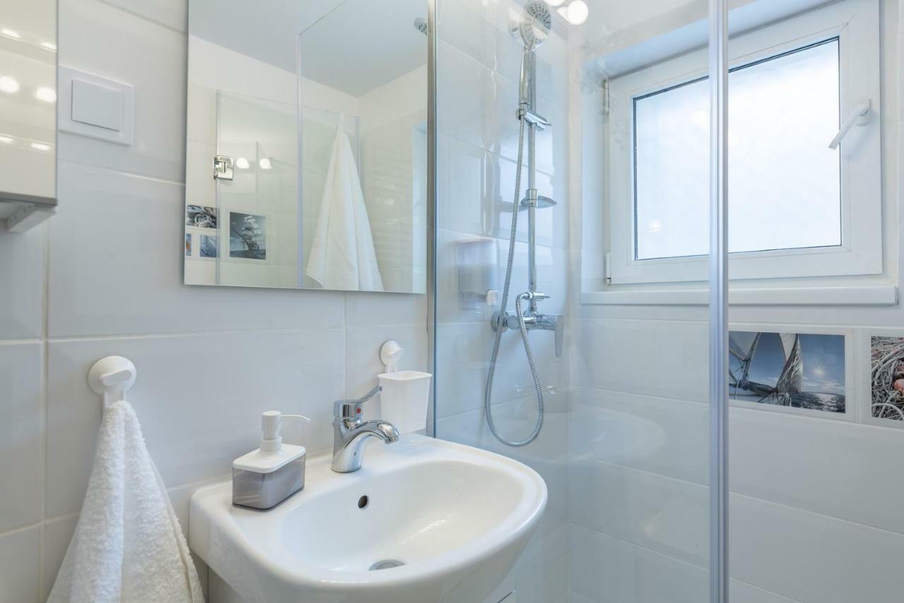 Central Stylish & Cozy One Bedroom Apartment - Adela Accommodation - Ideal For Long Stays Бухарест Екстер'єр фото